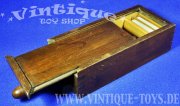 Wunderschöne geschlossene SPIELKARTEN-PRESSE mit Holzspindel und Schuberdeckel, ohne Herstellerangabe, ca.1935