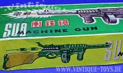 Blechspielzeug MASCHINENGEWEHR SUB MACHINE GUN ME 601 mit Batteriebetrieb in OVP, China, ca.1965